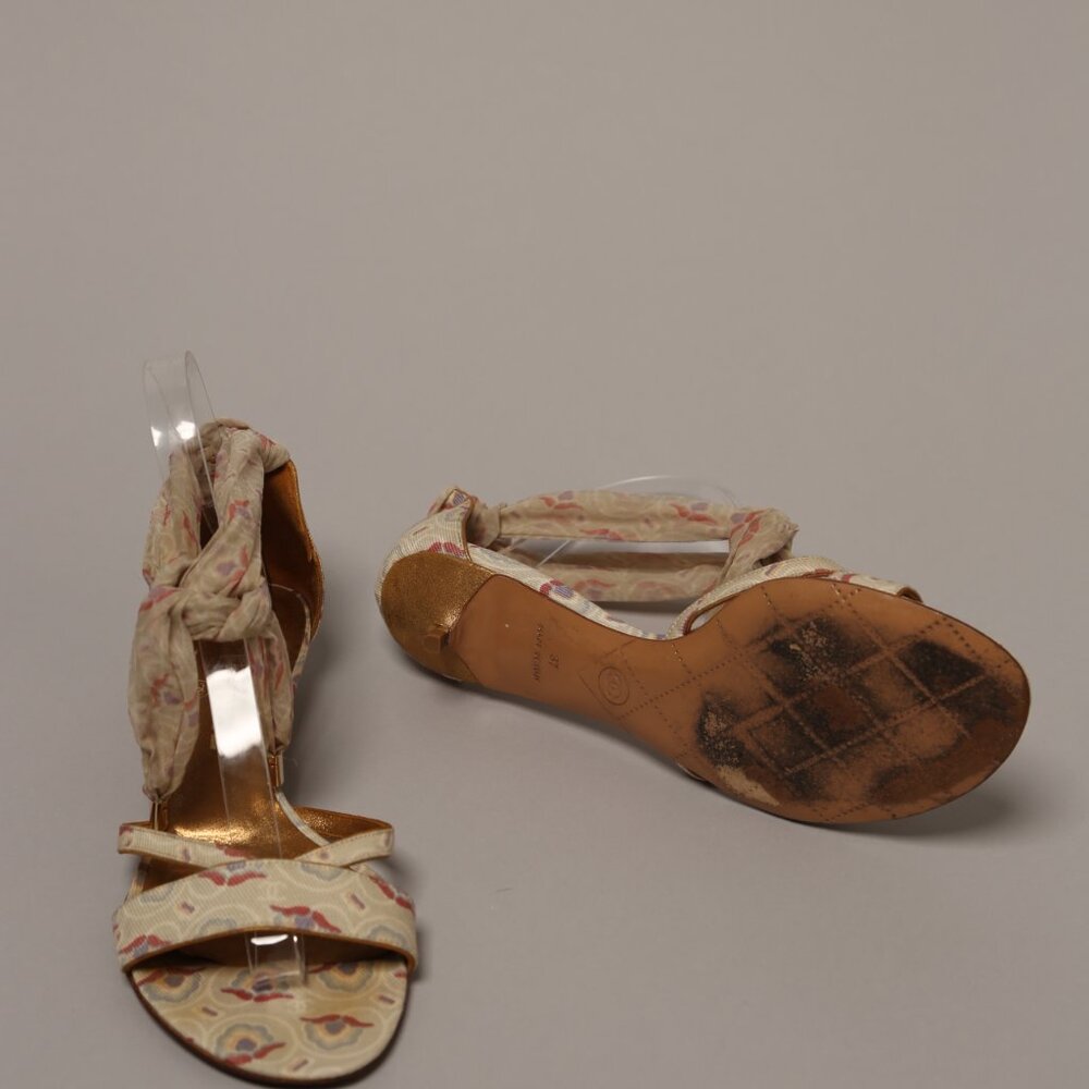 Rare CHANEL Sandals - Picture 5 of 9
